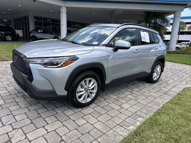 2023 Toyota Corolla Cross LE photo 19