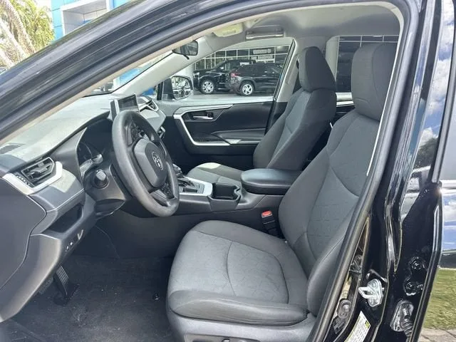 2024 Toyota RAV4 XLE photo 30