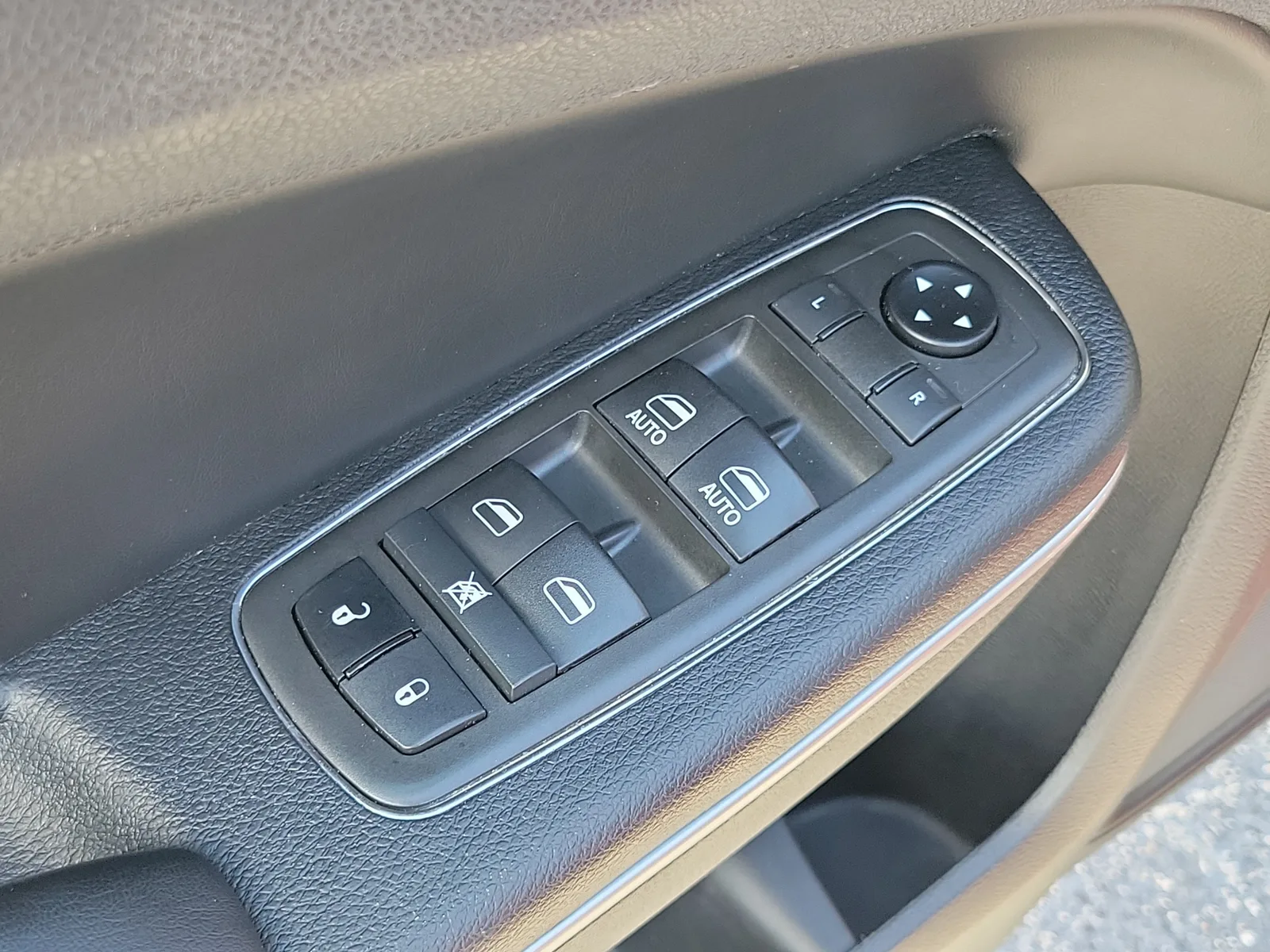 2021 Chrysler 300 Touring L photo 24
