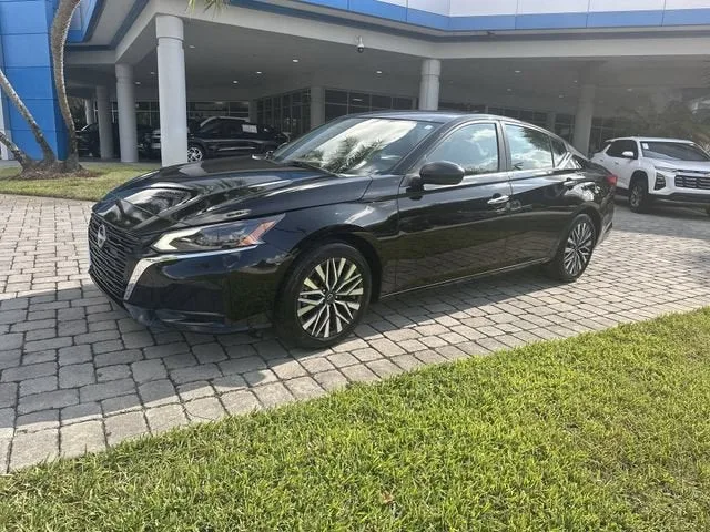 2025 Nissan Altima SV photo 21