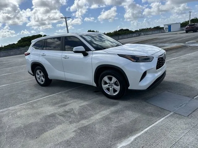 2023 Toyota Highlander L photo 16