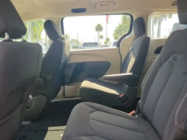 2023 Chrysler Voyager LX photo 14