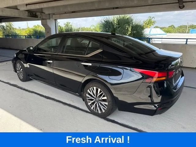 2025 Nissan Altima SV photo 17