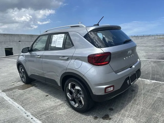 2025 Hyundai Venue SEL photo 17