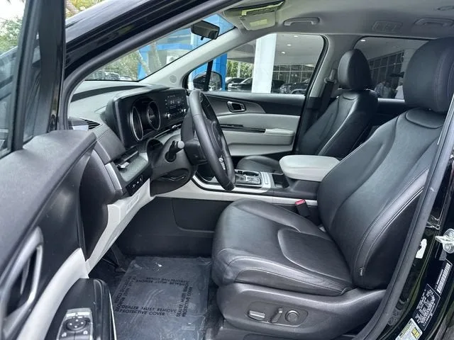 2024 Kia Carnival LX photo 30