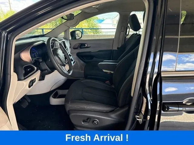 2023 Chrysler Voyager LX photo 2
