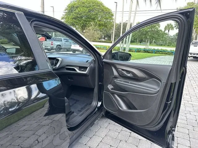 2024 GMC Terrain SLE photo 23