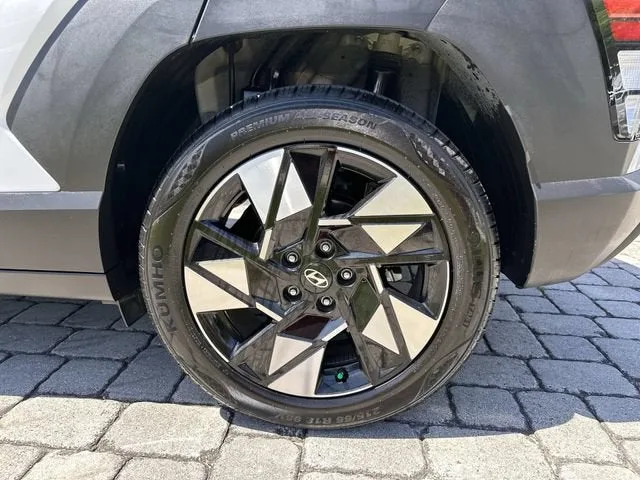 2025 Hyundai Kona SEL photo 11