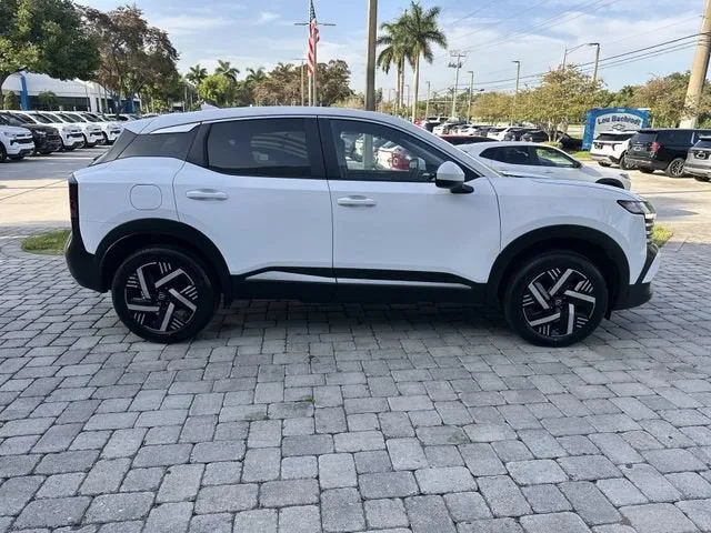 2025 Nissan Kicks SV photo 14