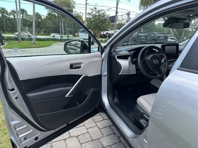 2023 Toyota Corolla Cross LE photo 22