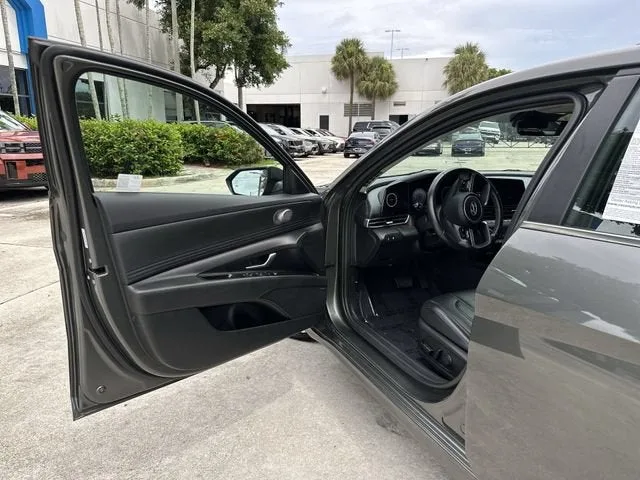 2024 Hyundai Elantra Limited photo 22