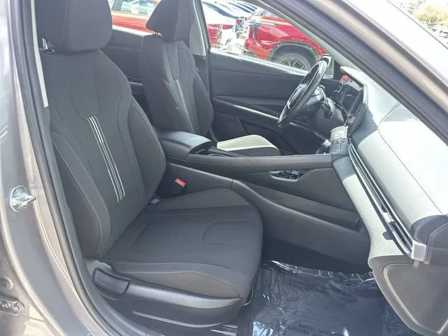 2025 Hyundai Elantra SEL Convenience photo 23
