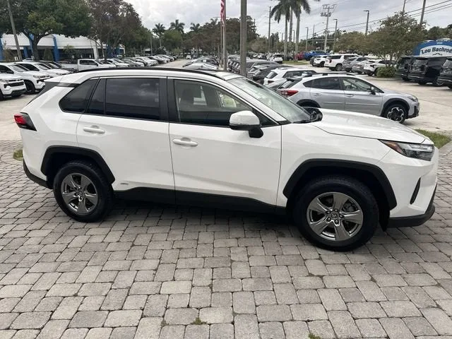 2023 Toyota RAV4 Hybrid XLE photo 19