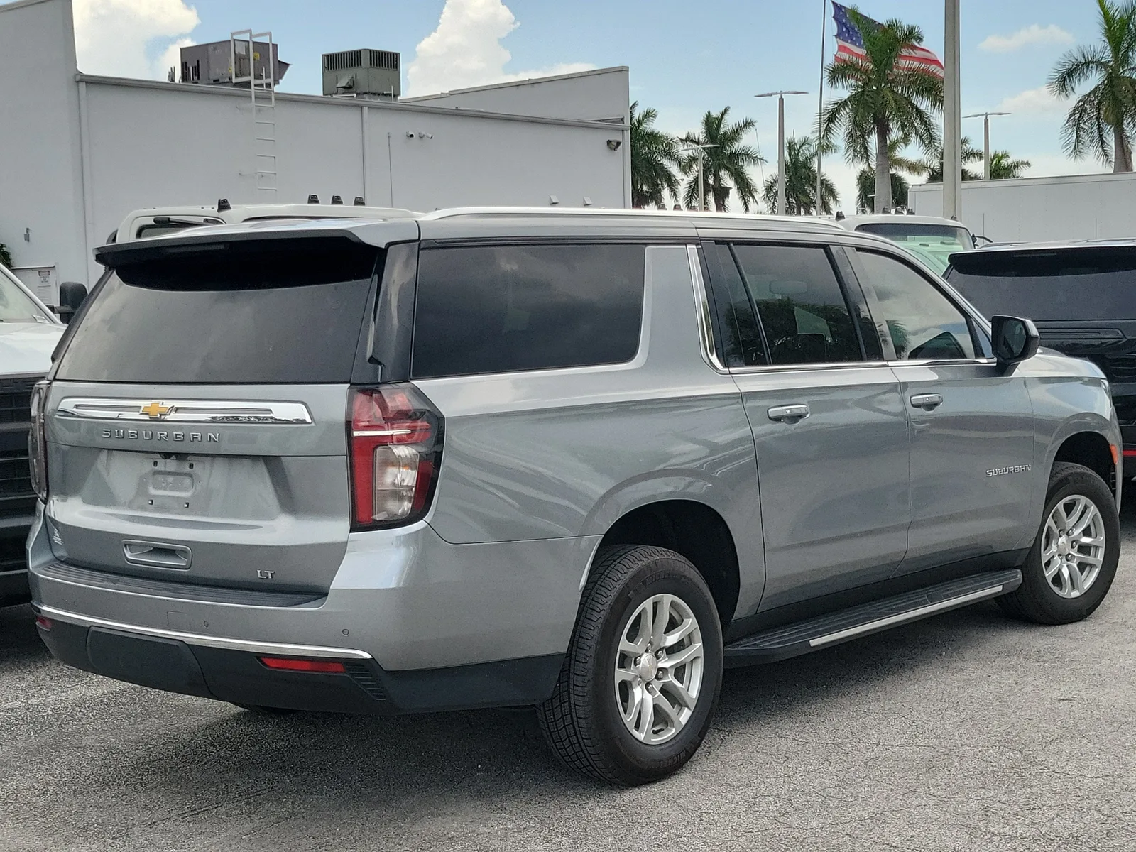 2024 Chevrolet Suburban LT photo 2