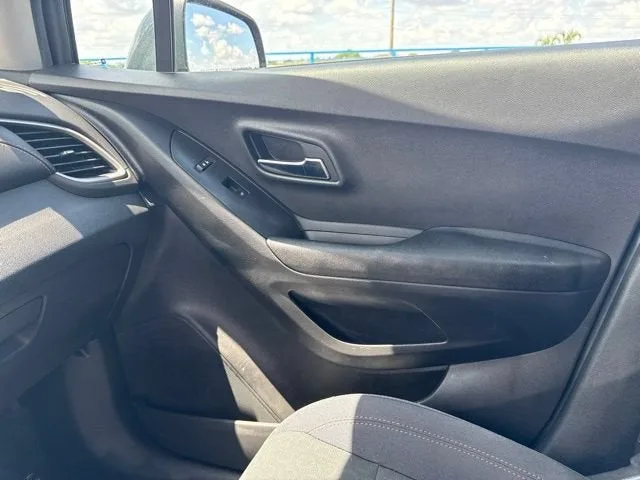 2020 Chevrolet Trax LS photo 11