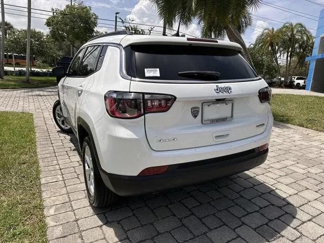 2024 Jeep Compass Latitude photo 12