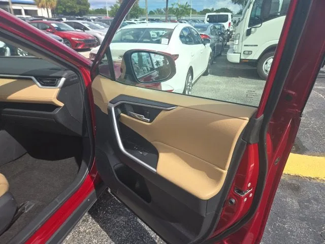 2020 Toyota RAV4 XLE Premium photo 14