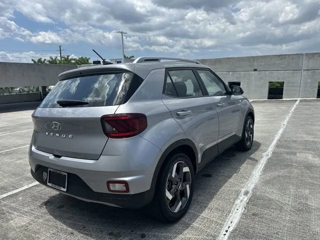 2025 Hyundai Venue SEL photo 24