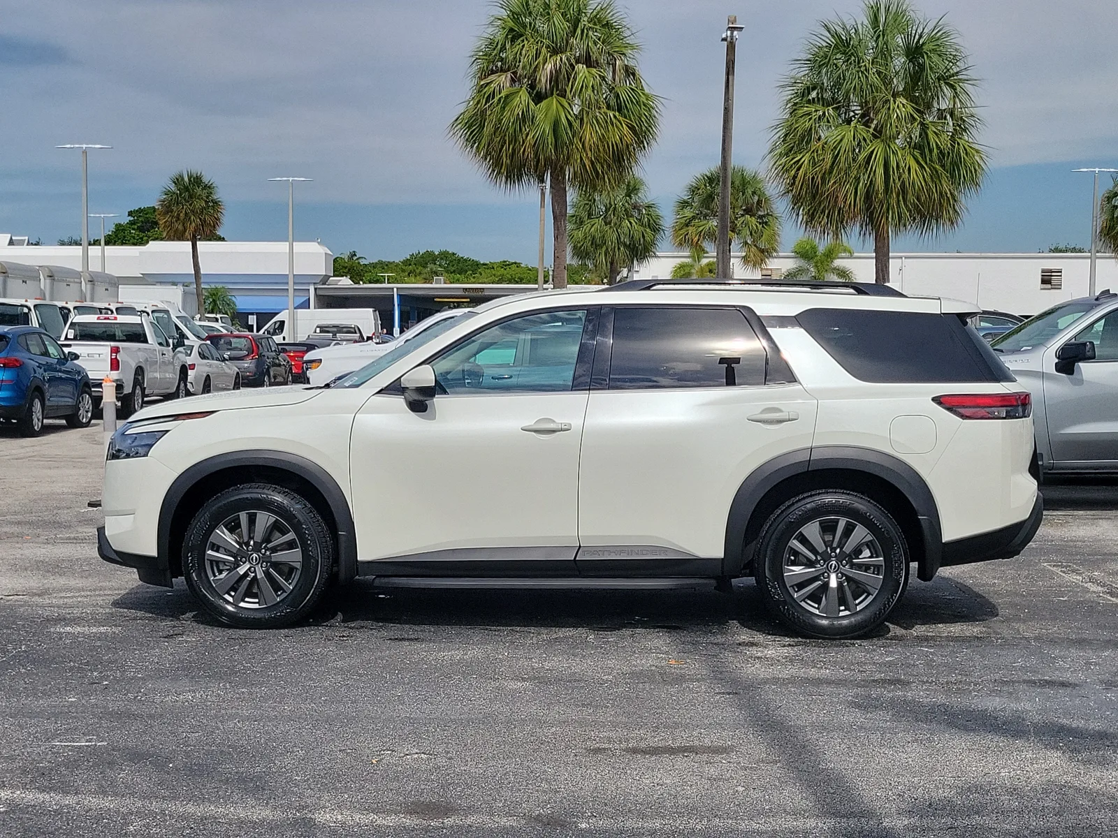 2024 Nissan Pathfinder SV photo 5