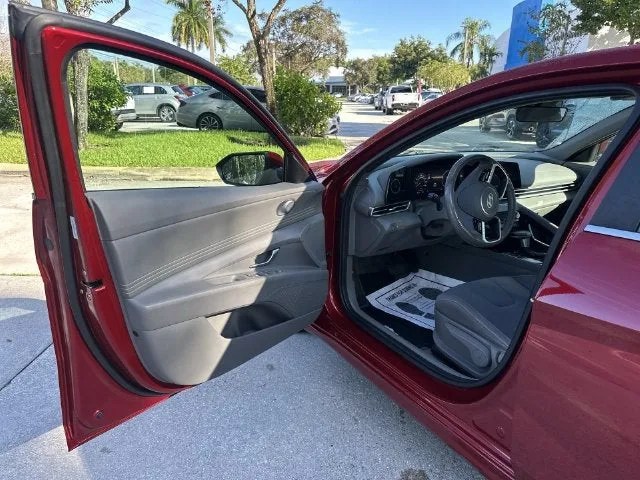 2025 Hyundai Elantra SEL Convenience photo 22