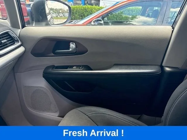 2023 Chrysler Voyager LX photo 10