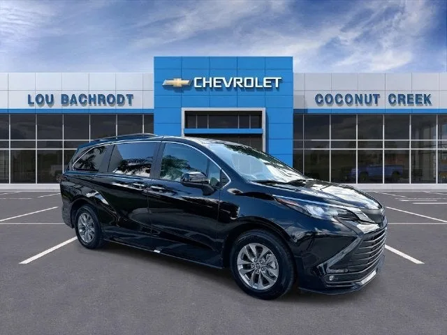 2026 Toyota Sienna XLE photo 2