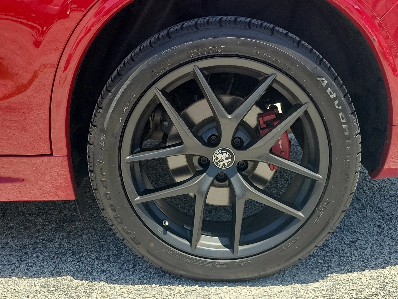 2020 Alfa Romeo Stelvio Sport photo 2