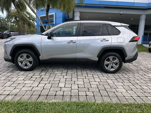 2025 Toyota RAV4 Hybrid LE photo 32