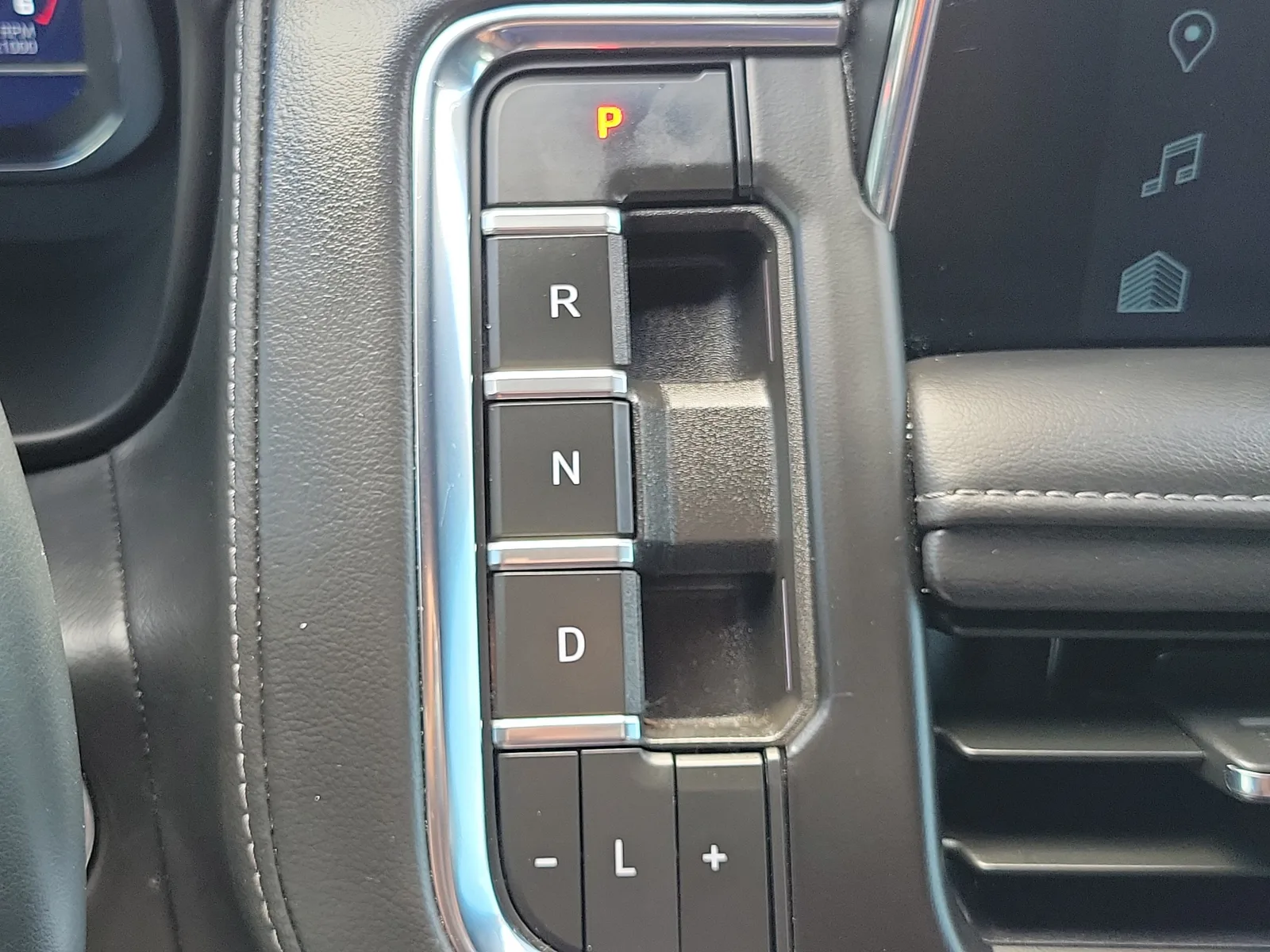 2024 Chevrolet Suburban LT photo 33