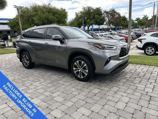 2025 Toyota Highlander LE photo 16