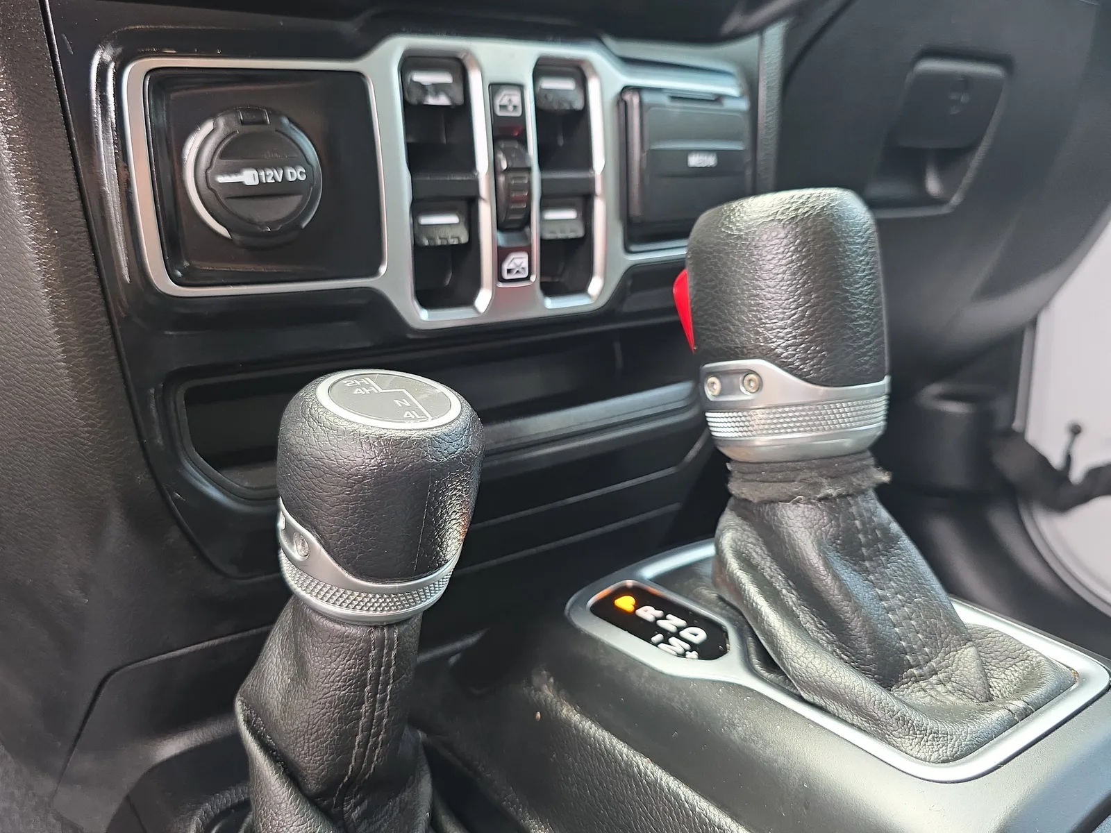2020 Jeep Gladiator Sport S photo 32