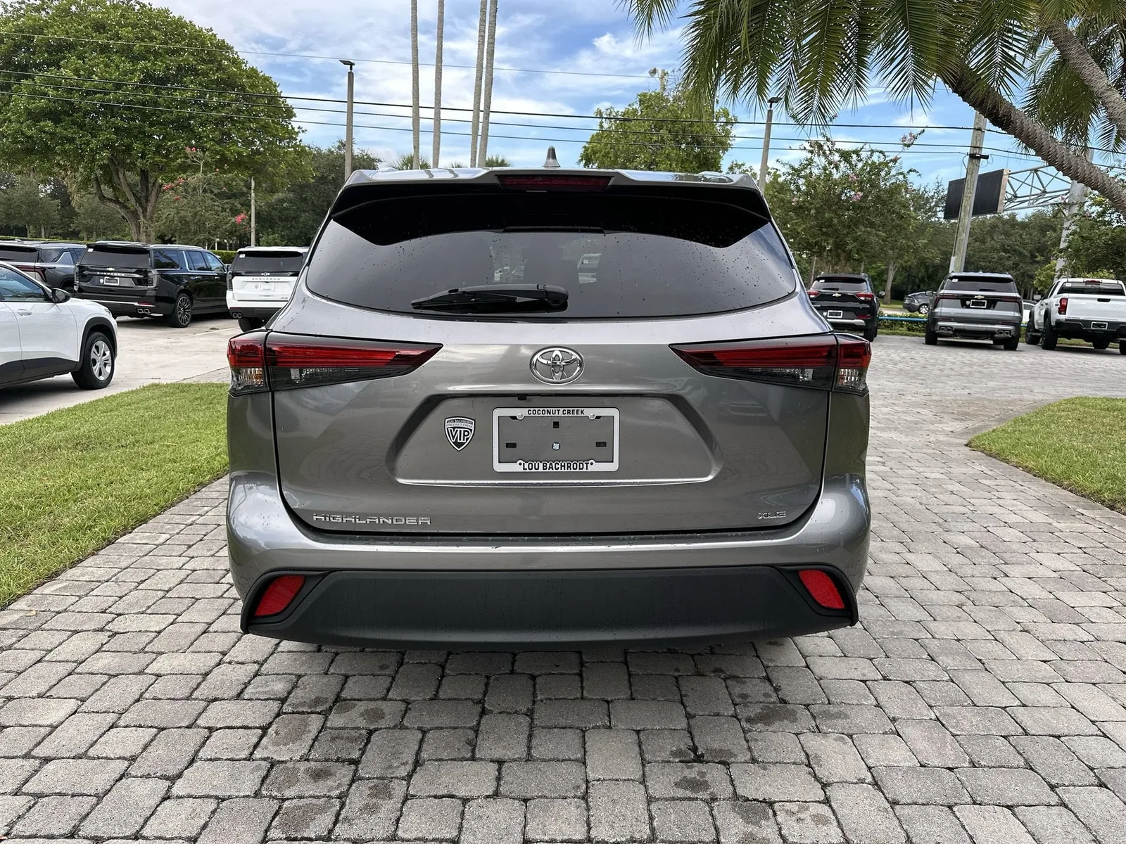 2025 Toyota Highlander LE photo 7