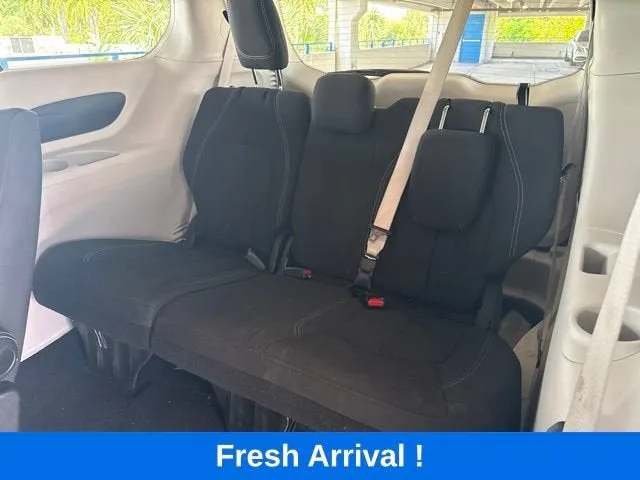 2023 Chrysler Voyager LX photo 4