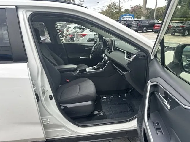 2023 Toyota RAV4 Hybrid XLE photo 29