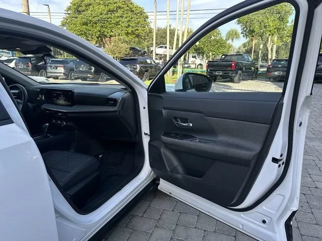 2025 Nissan Kicks SV photo 23