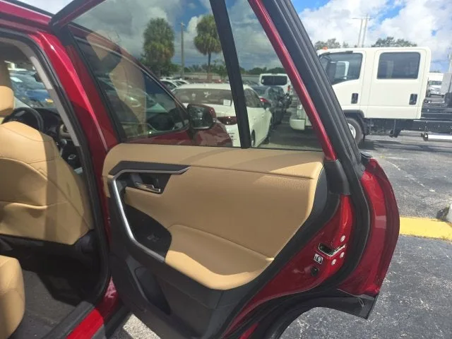 2020 Toyota RAV4 XLE Premium photo 12