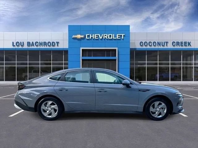 2025 Hyundai Sonata SE photo 9