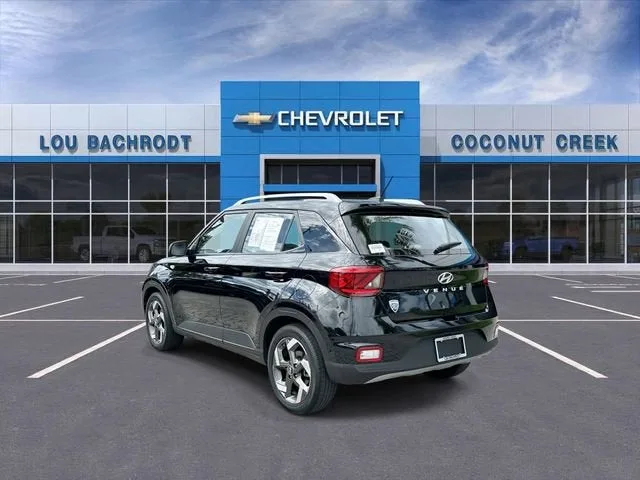 2025 Hyundai Venue SEL photo 6