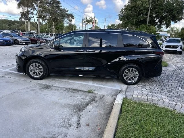 2026 Toyota Sienna XLE photo 32