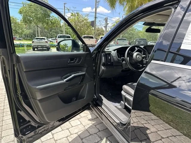 2025 Nissan Pathfinder S photo 22
