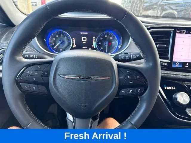 2024 Chrysler Pacifica Touring photo 7
