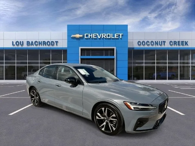 2024 Volvo S60 Plus Dark Theme photo 2
