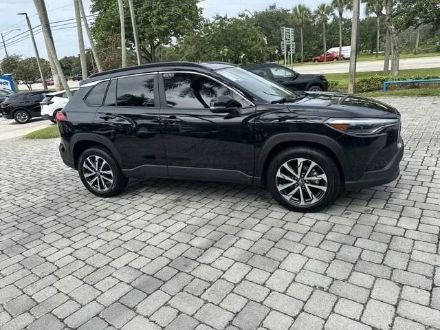 2025 Toyota Corolla Cross XLE photo 15