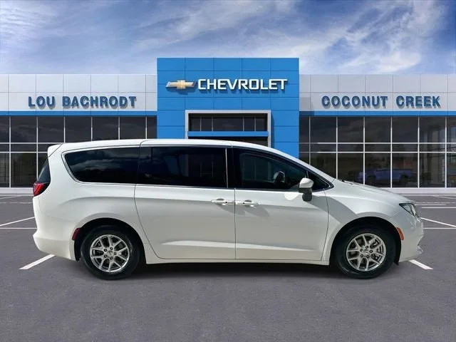 2023 Chrysler Voyager LX photo 9