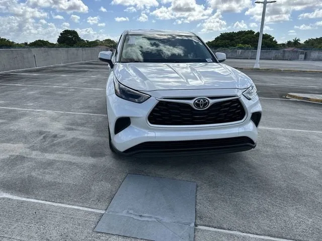 2023 Toyota Highlander L photo 18