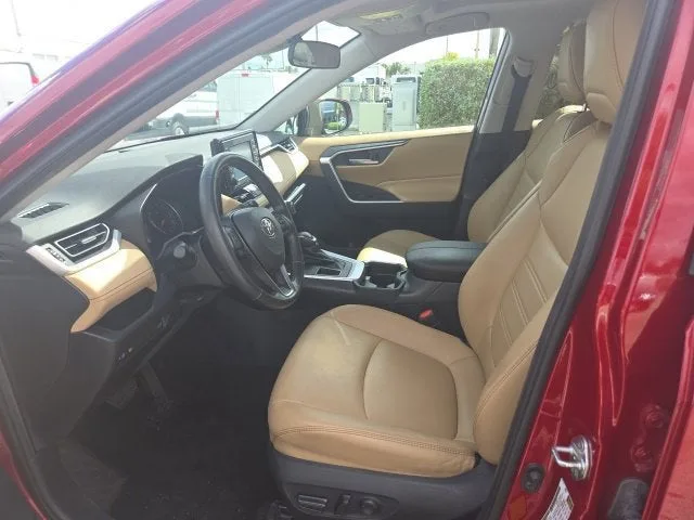 2020 Toyota RAV4 XLE Premium photo 19