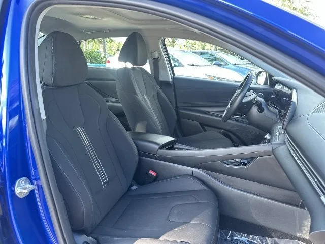 2025 Hyundai Elantra SEL Convenience photo 29