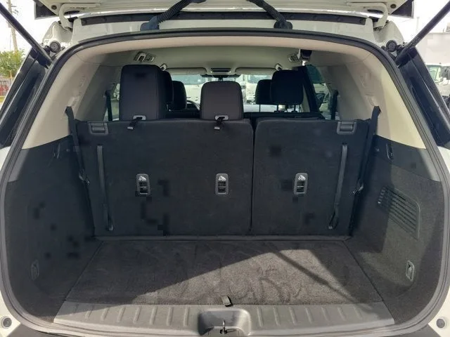 2024 Nissan Pathfinder SV photo 11