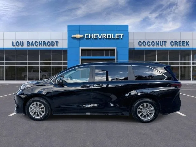 2026 Toyota Sienna XLE photo 5