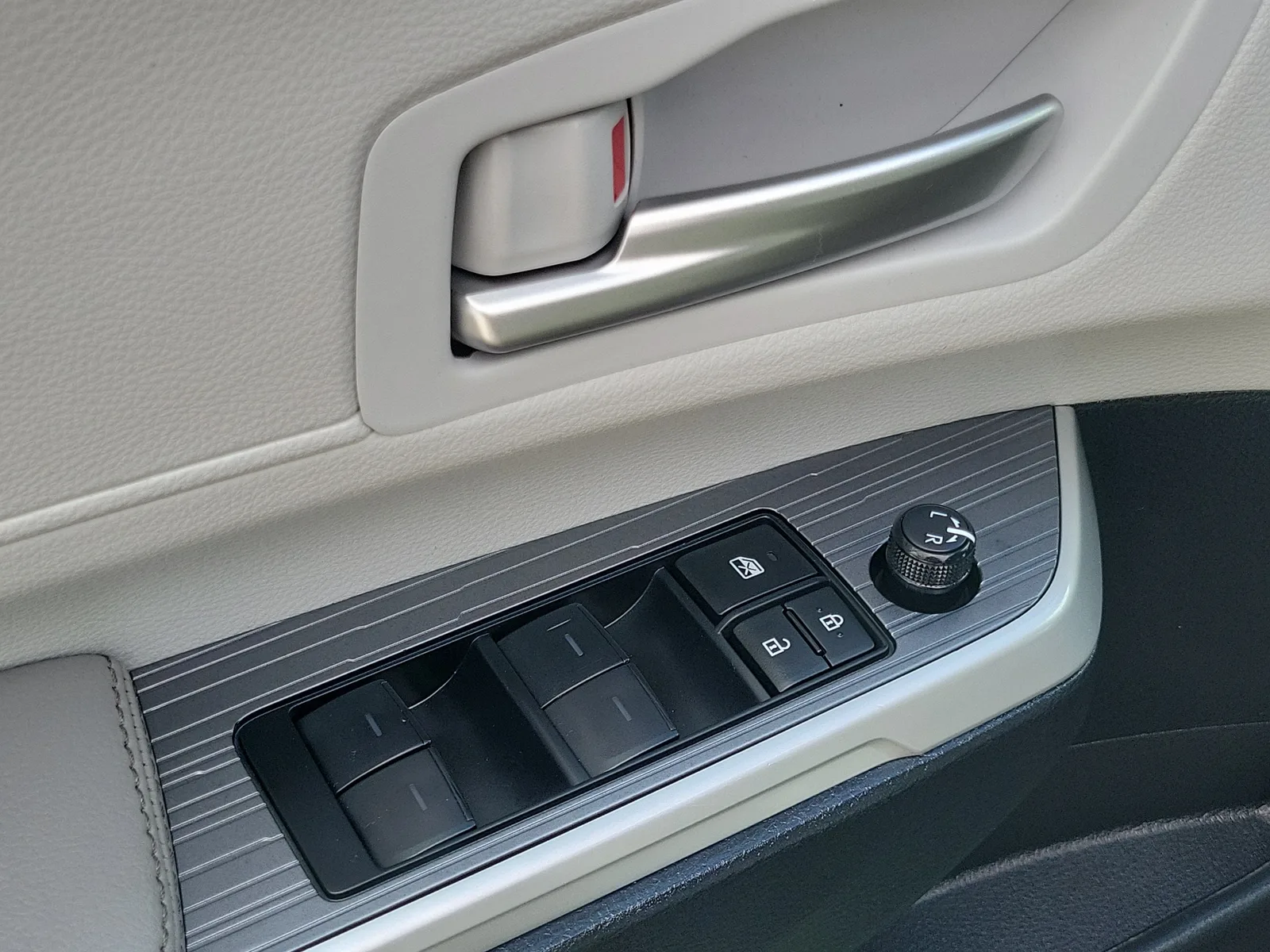 2026 Toyota Sienna XLE photo 23